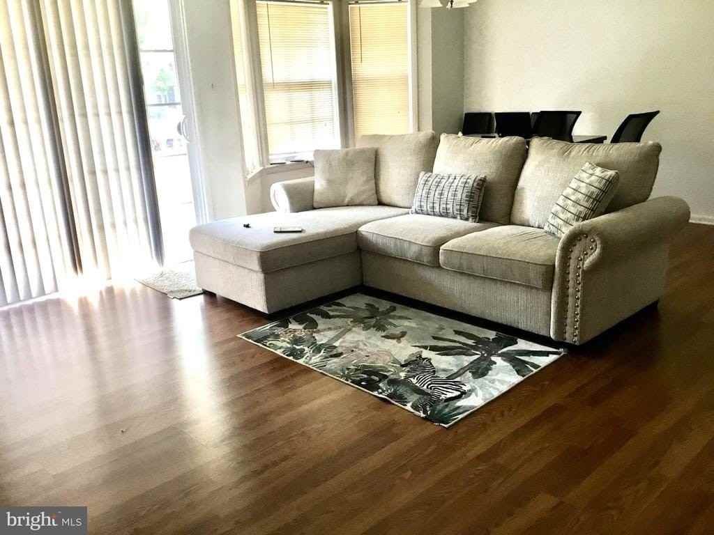 305 Trinity Ct - Photo 3 of 4