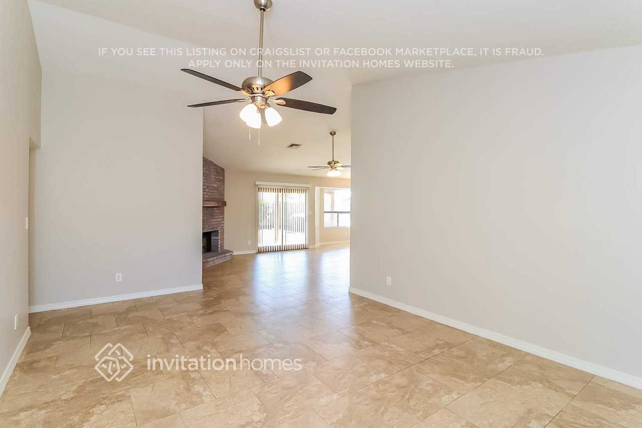 3041 E Bremen St - Photo 3 of 16