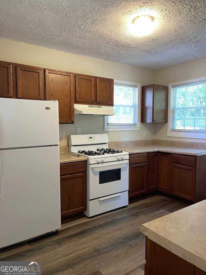 1088 Forrest Blvd - Photo 4 of 11
