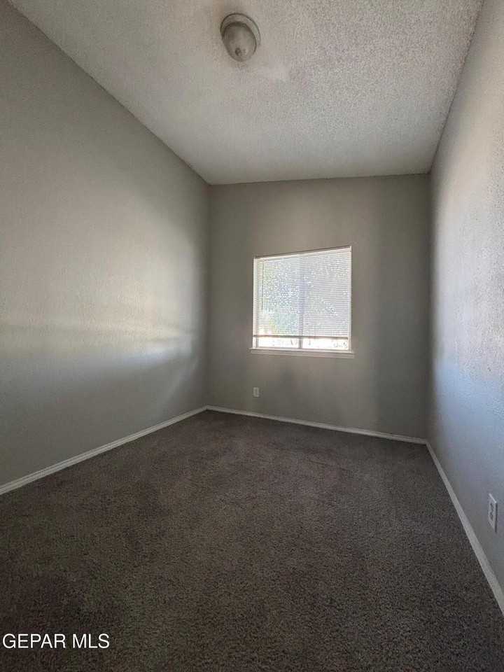 10840 Obsidian St - Photo 5 of 14