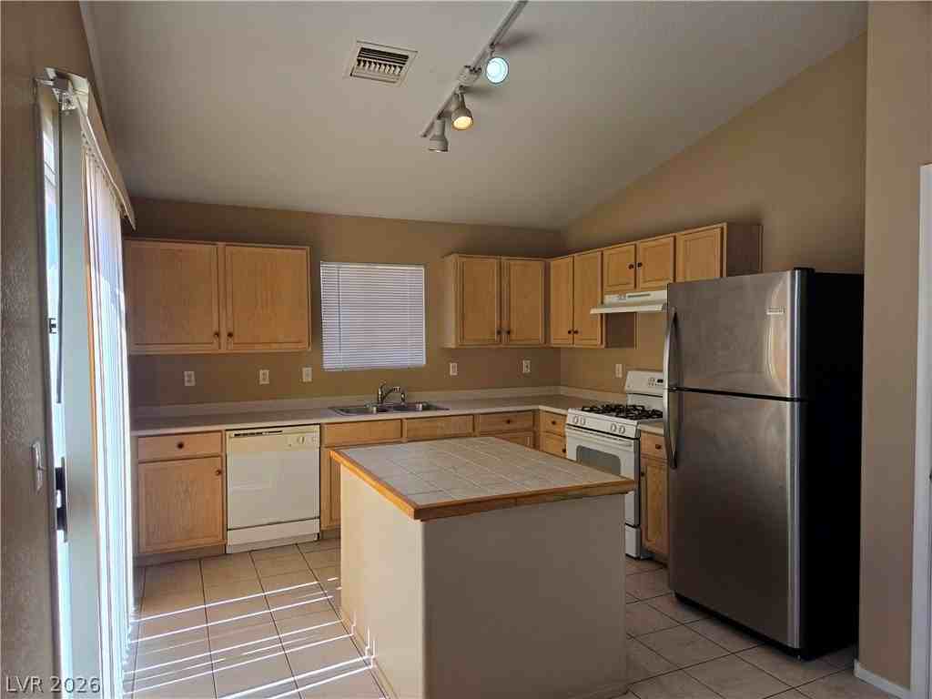 625 Alecandro Daniel Ave - Photo 5 of 13