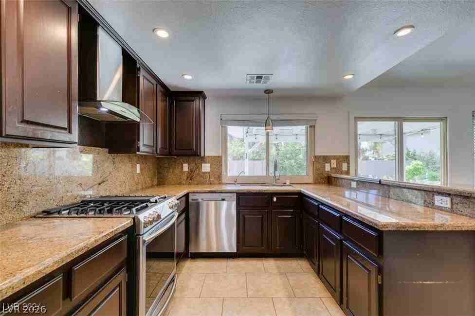 240 Honeywood St - Photo 3 of 24