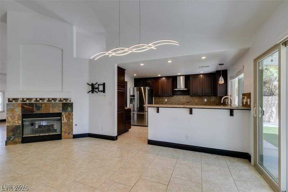 240 Honeywood St - Photo 4 of 24