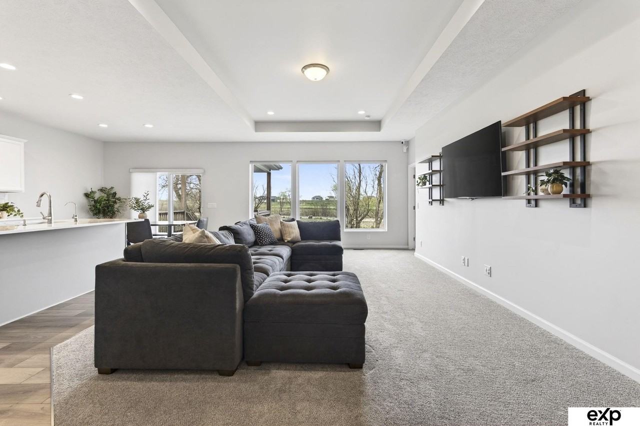 20882 Camelback Ave - Photo 4 of 39