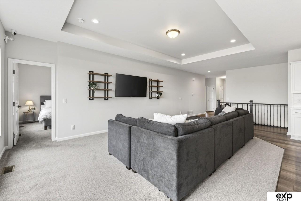 20882 Camelback Ave - Photo 5 of 39