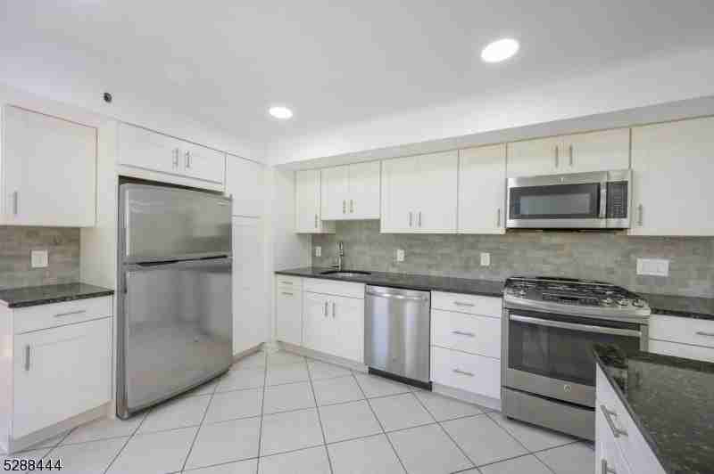 31 Harwood Pl - Photo 4 of 26