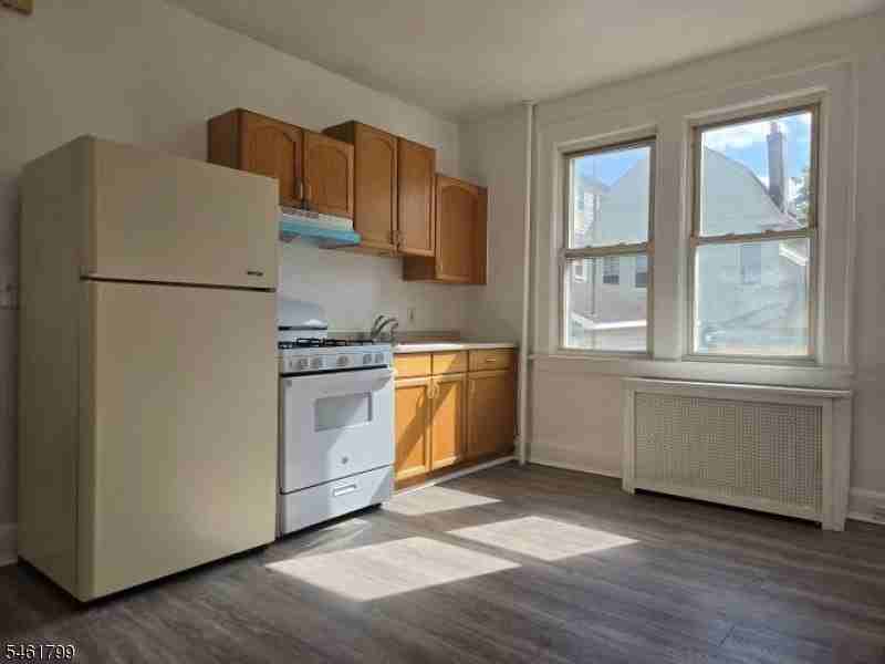 10 Lois Pl #1L - Photo 2 of 8