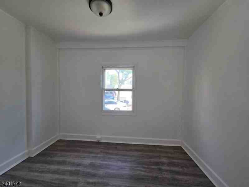 10 Lois Pl #1L - Photo 4 of 8