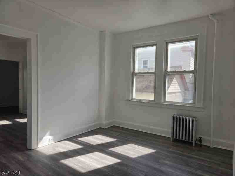 10 Lois Pl #1L - Photo 6 of 8