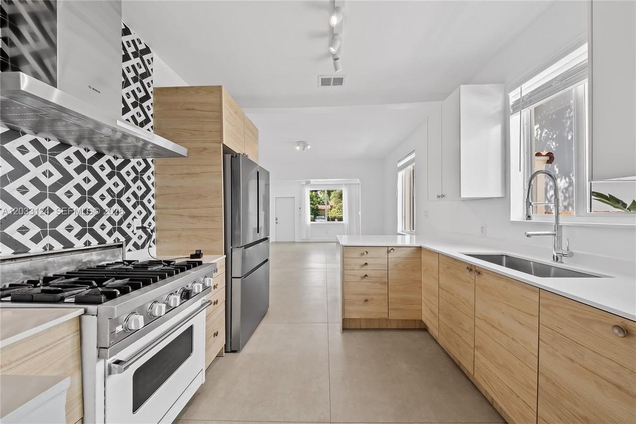 565 Nw 44th St - Photo 2 of 8