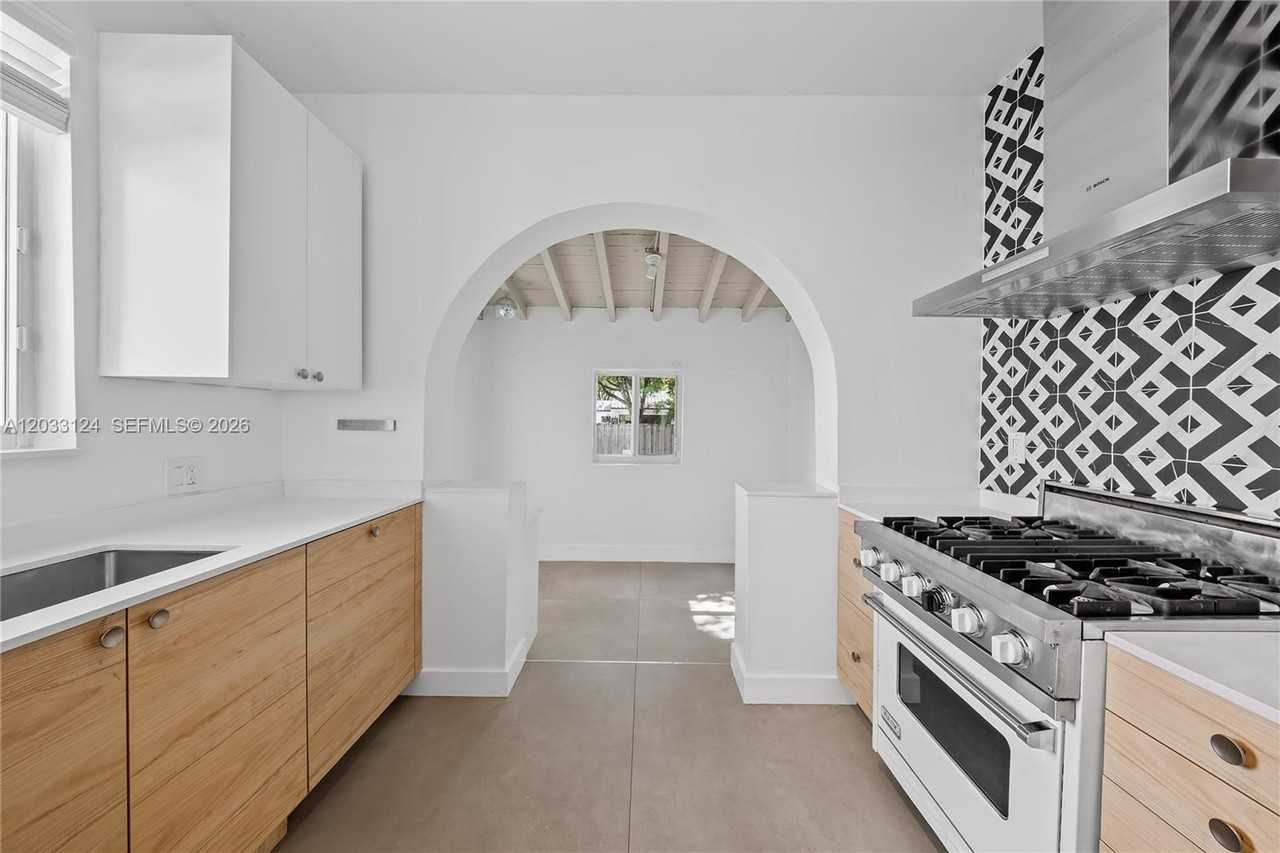 565 Nw 44th St - Photo 3 of 8