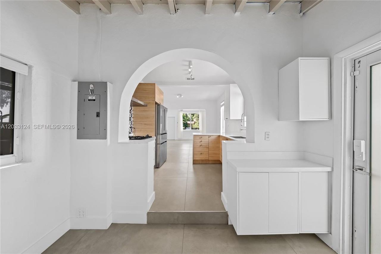 565 Nw 44th St - Photo 4 of 8