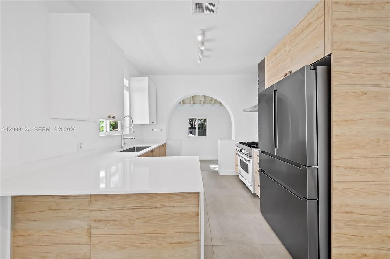 565 Nw 44th St - Photo 5 of 8