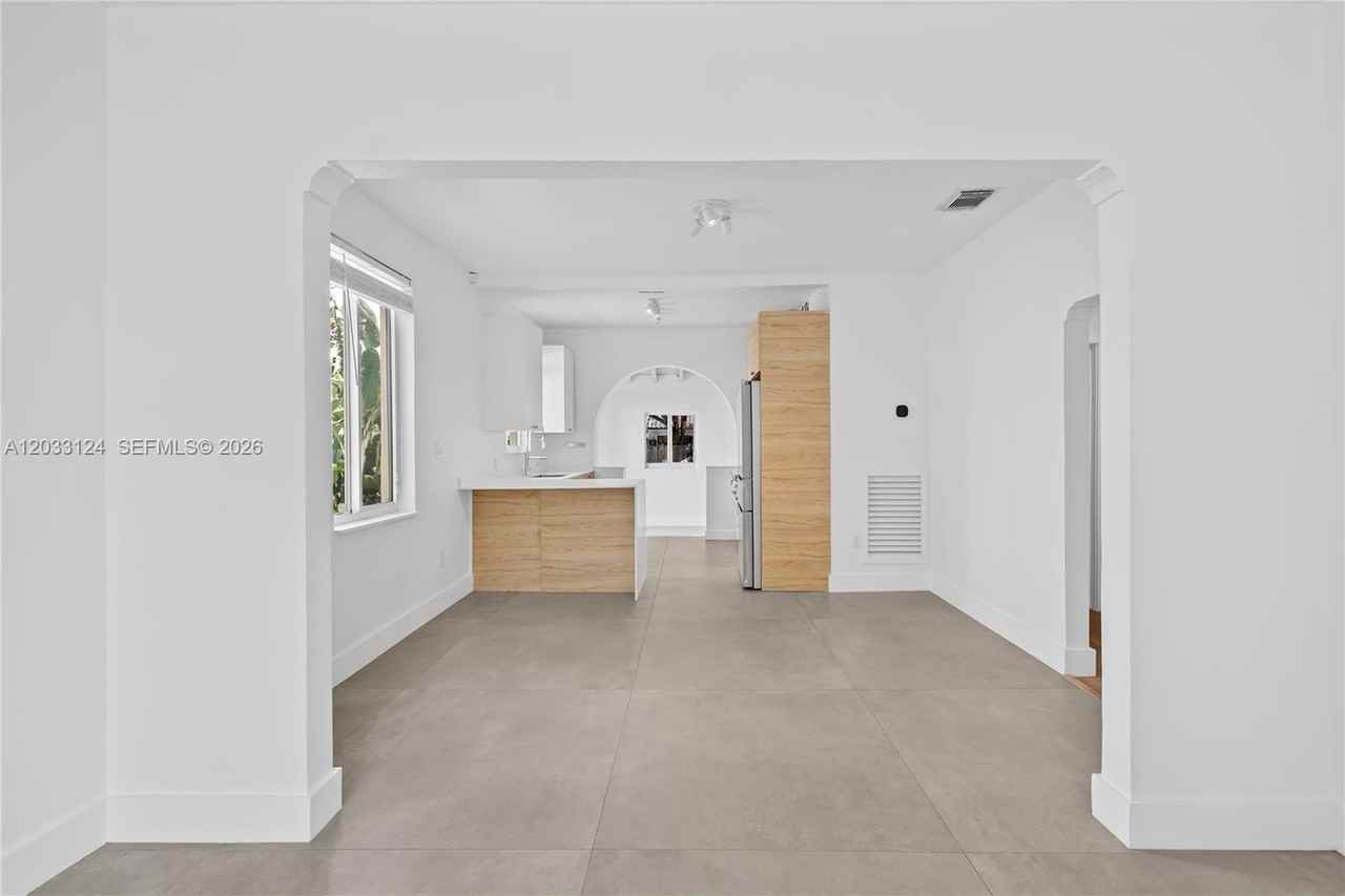 565 Nw 44th St - Photo 6 of 8