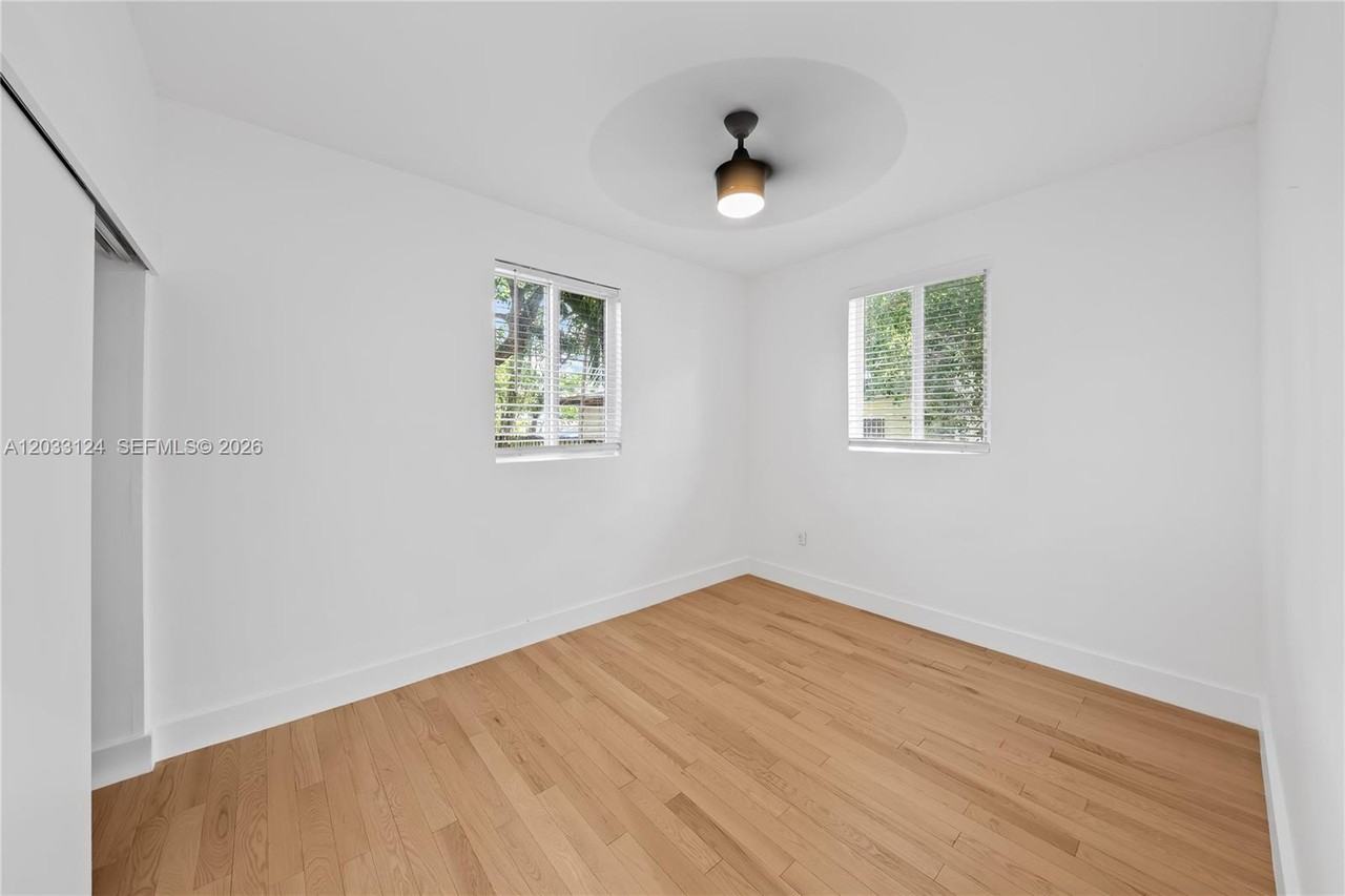 565 Nw 44th St - Photo 7 of 8