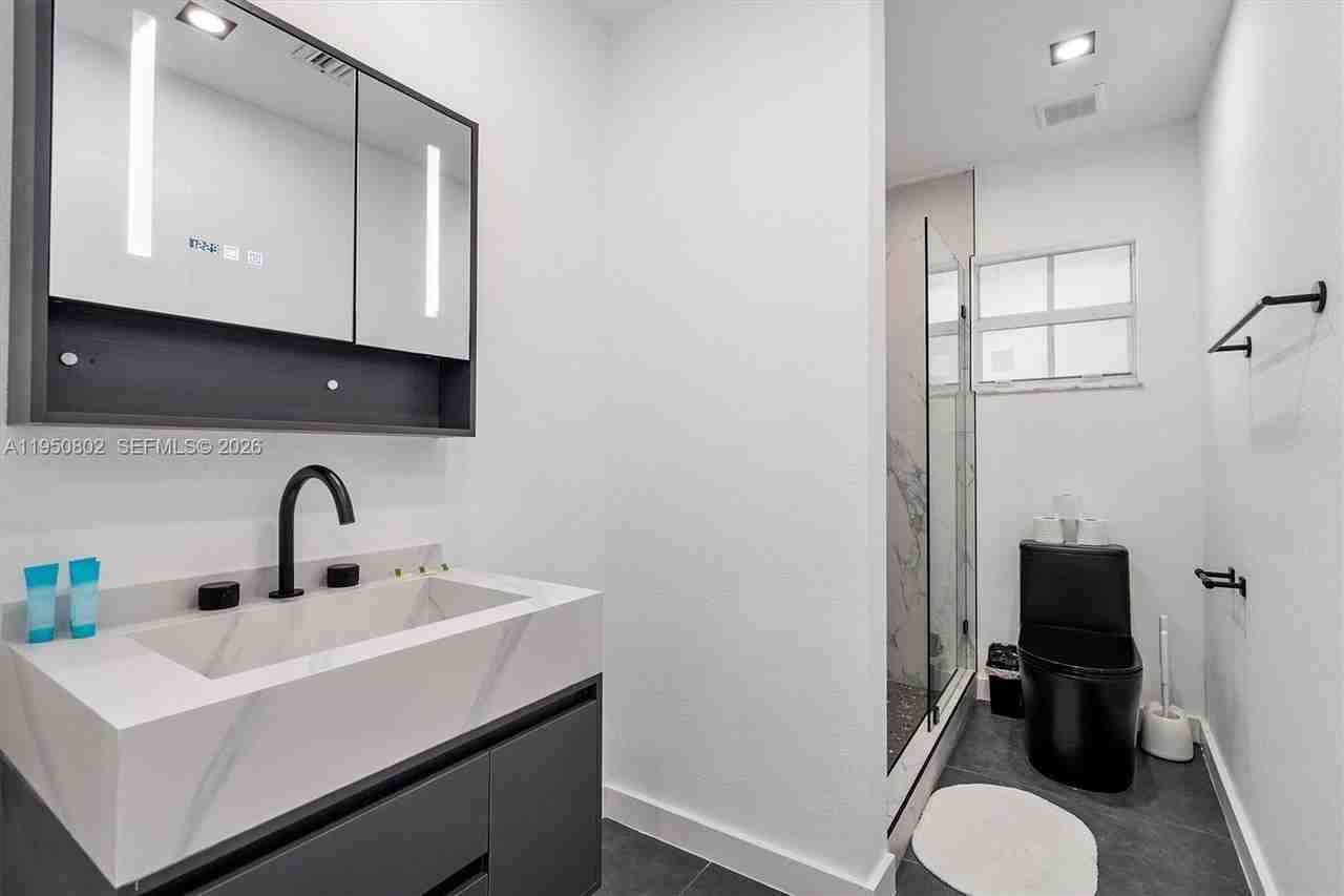270 Nw 41st St - Photo 6 of 8