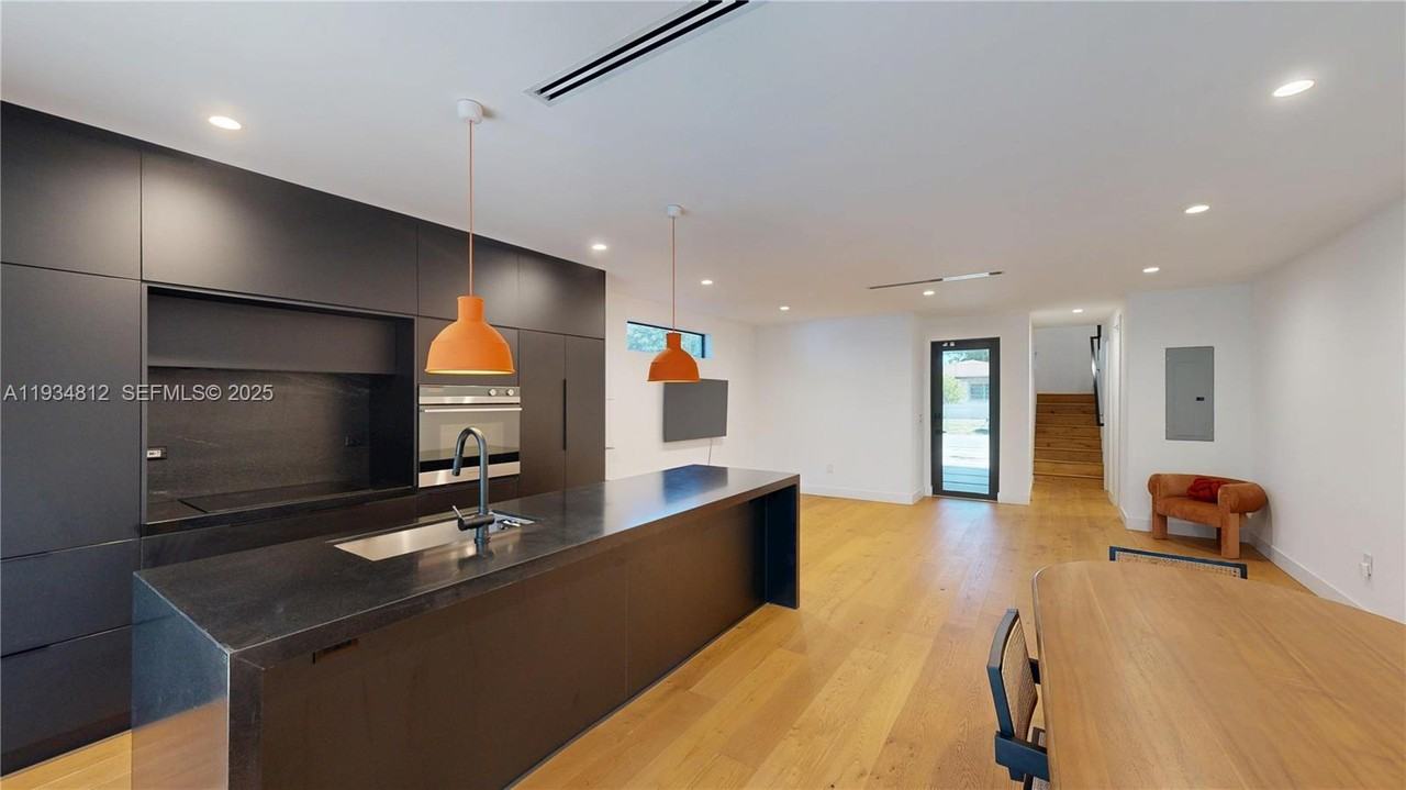 353 Nw 50th St - Photo 5 of 8