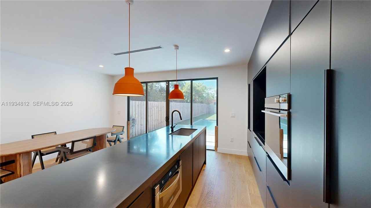 353 Nw 50th St - Photo 7 of 8