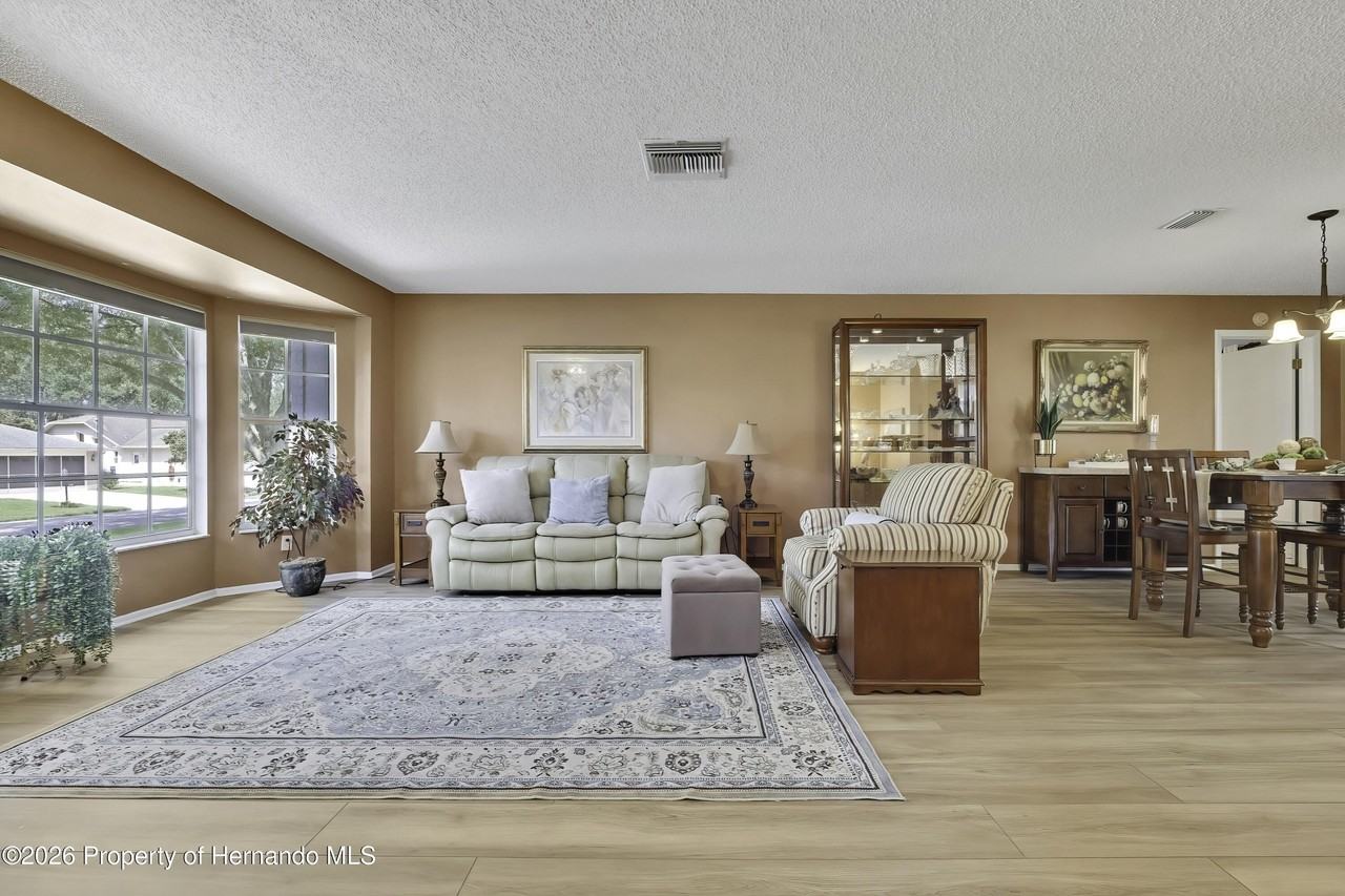 2066 Quailwood Ln - Photo 3 of 36