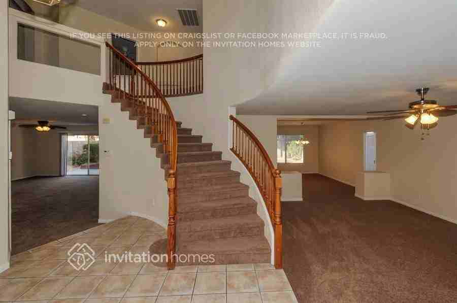8508 W Gilmore Ave - Photo 3 of 21
