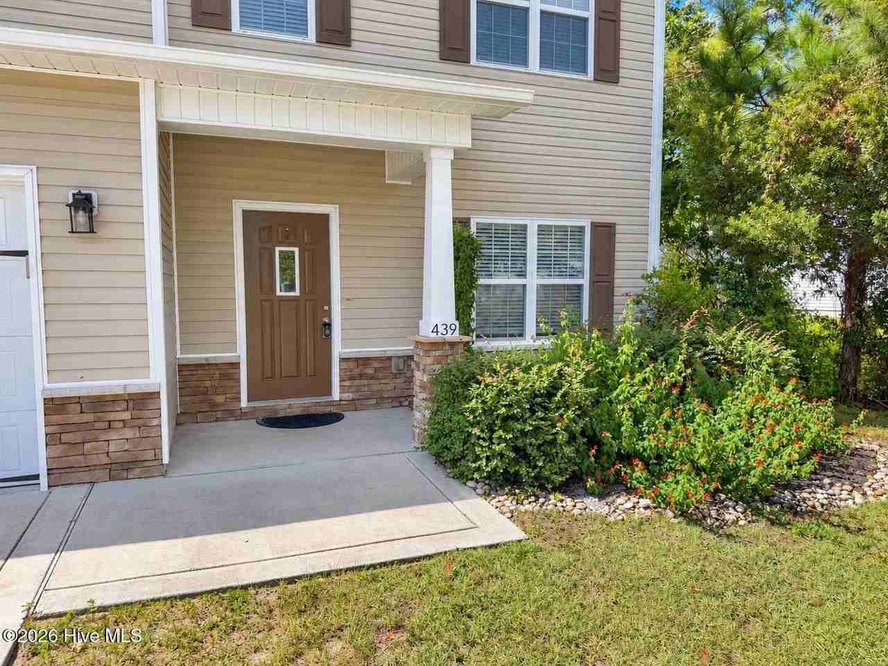 439 Patriots Point Ln - Photo 3 of 38