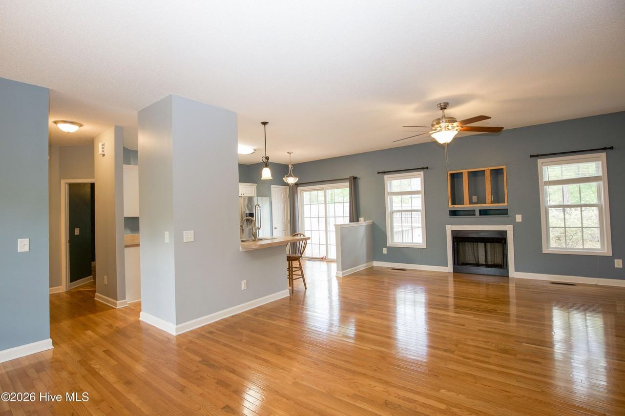 1 Van Buren Ln - Photo 4 of 50