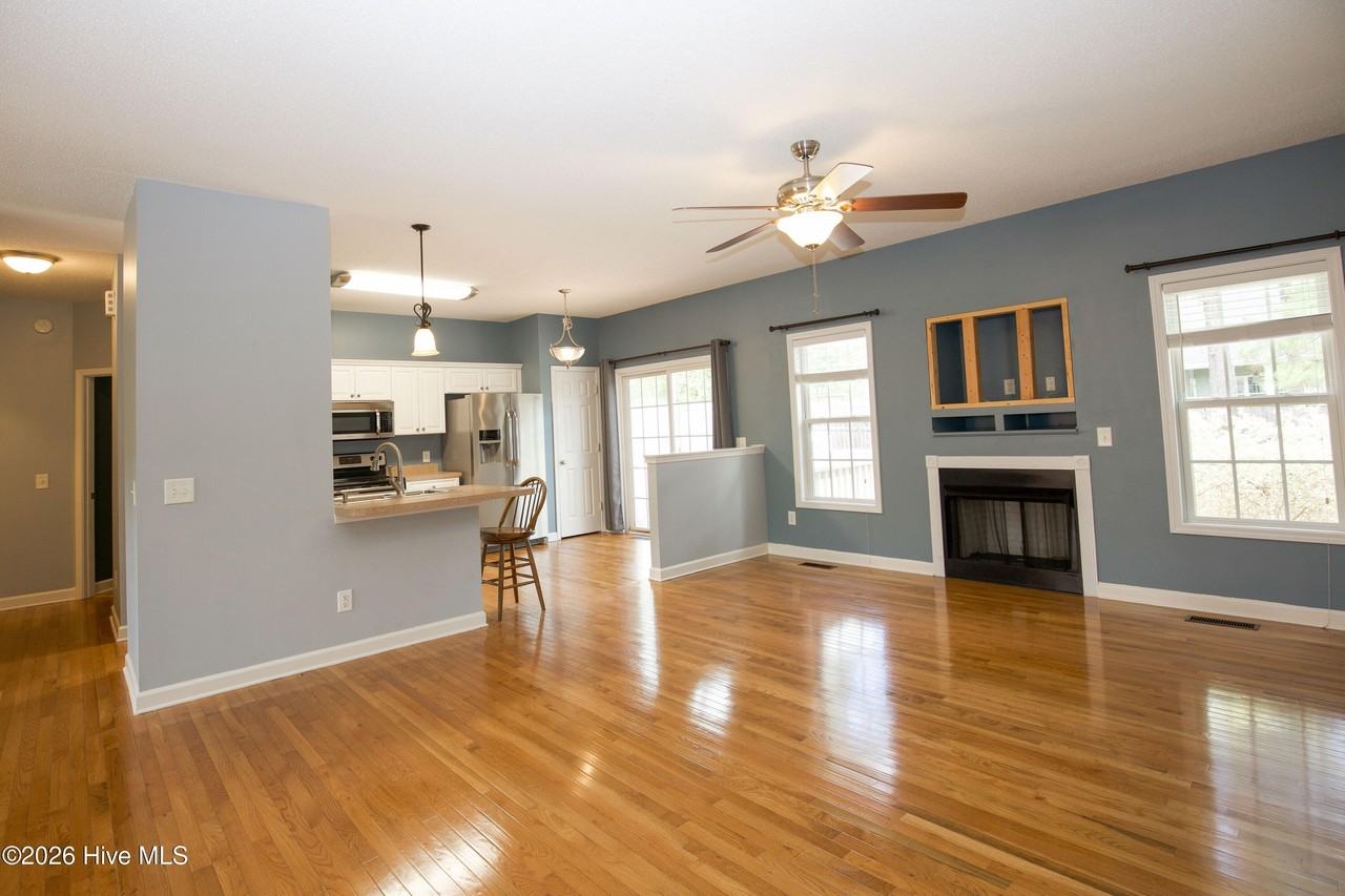 1 Van Buren Ln - Photo 5 of 50