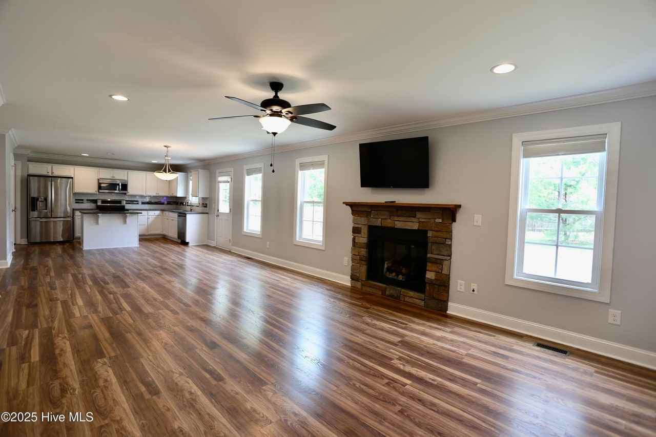 180 Lori Ln - Photo 7 of 39