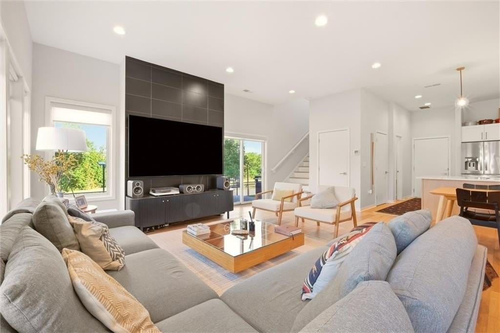 2238 Lydia Ave - Photo 4 of 32