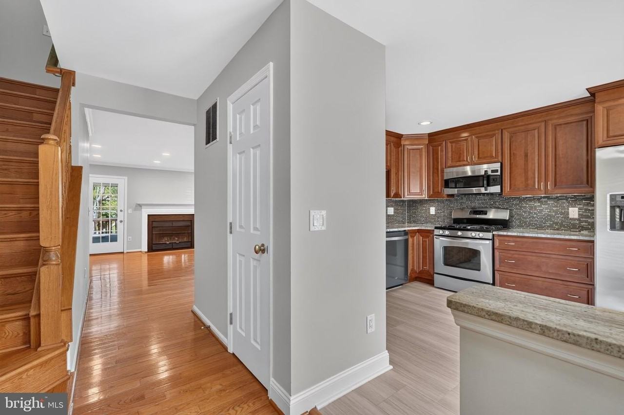 7014 Gatton Sq - Photo 4 of 37