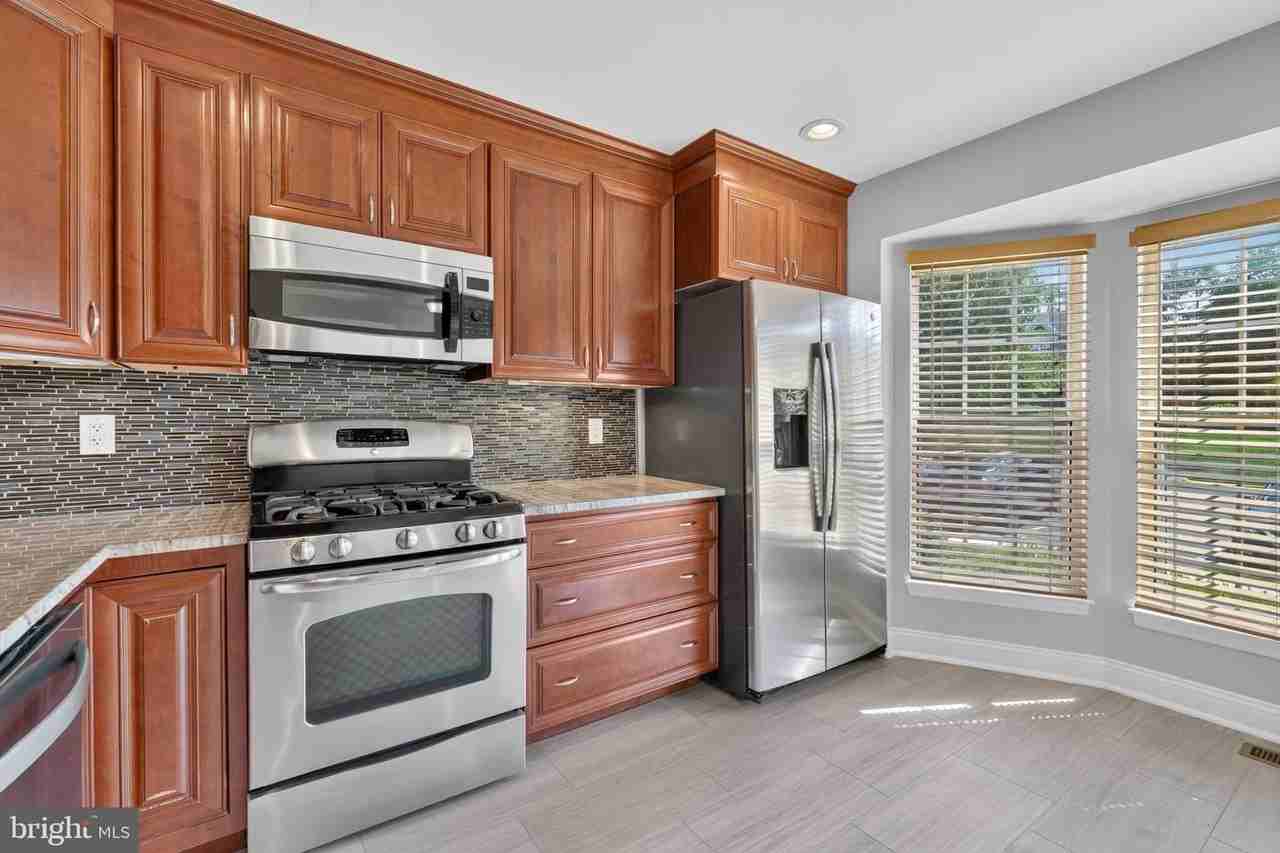 7014 Gatton Sq - Photo 7 of 37
