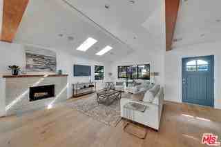 2415 Cloverfield Blvd #A - Photo 3 of 8