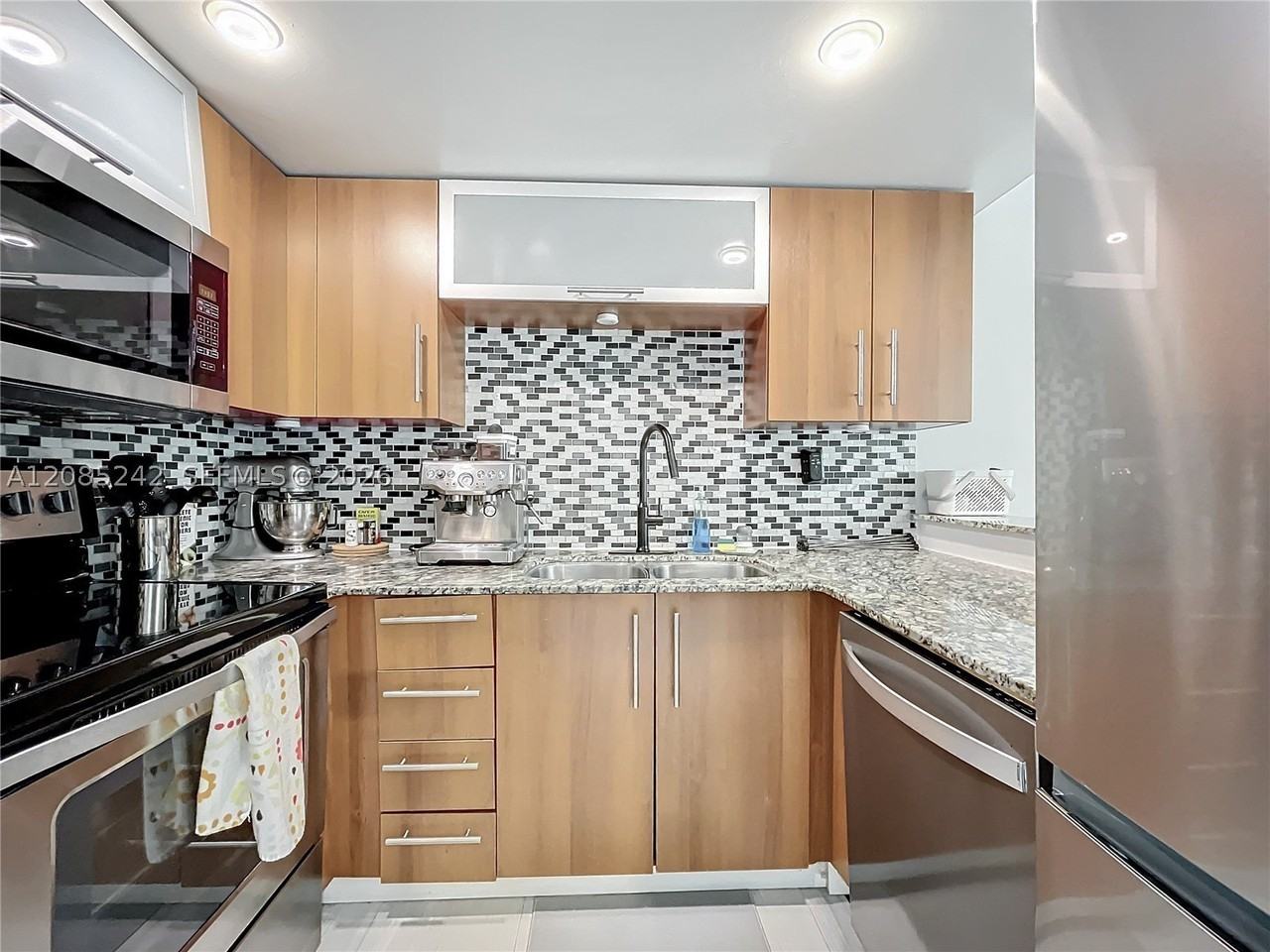 651 Ne 60th St #12 - Photo 6 of 24