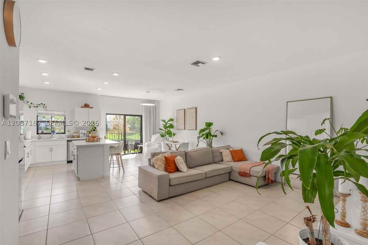 856 Nw 3rd Way - Photo 3 of 28