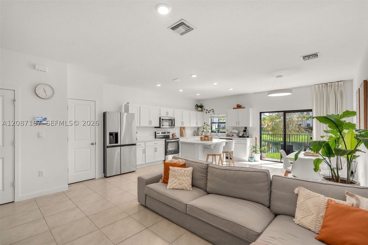 856 Nw 3rd Way - Photo 4 of 28