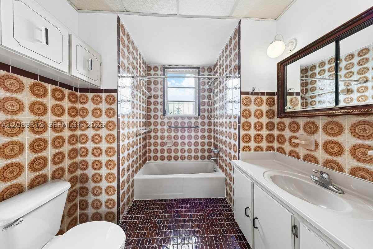 1834 Sw 10th St - Photo 7 of 15