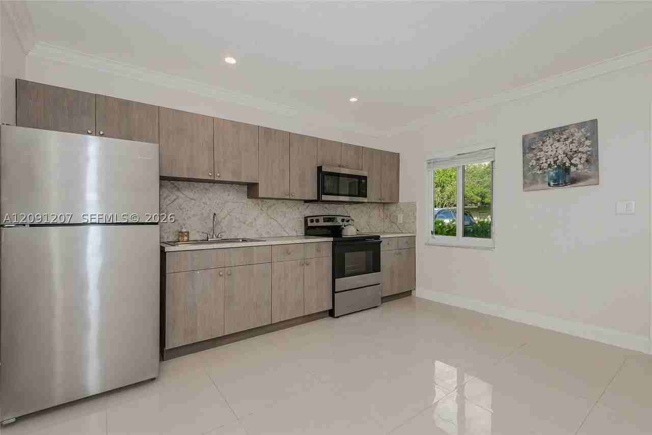 2307 Sw 17th Ave #2 - Photo 3 of 22