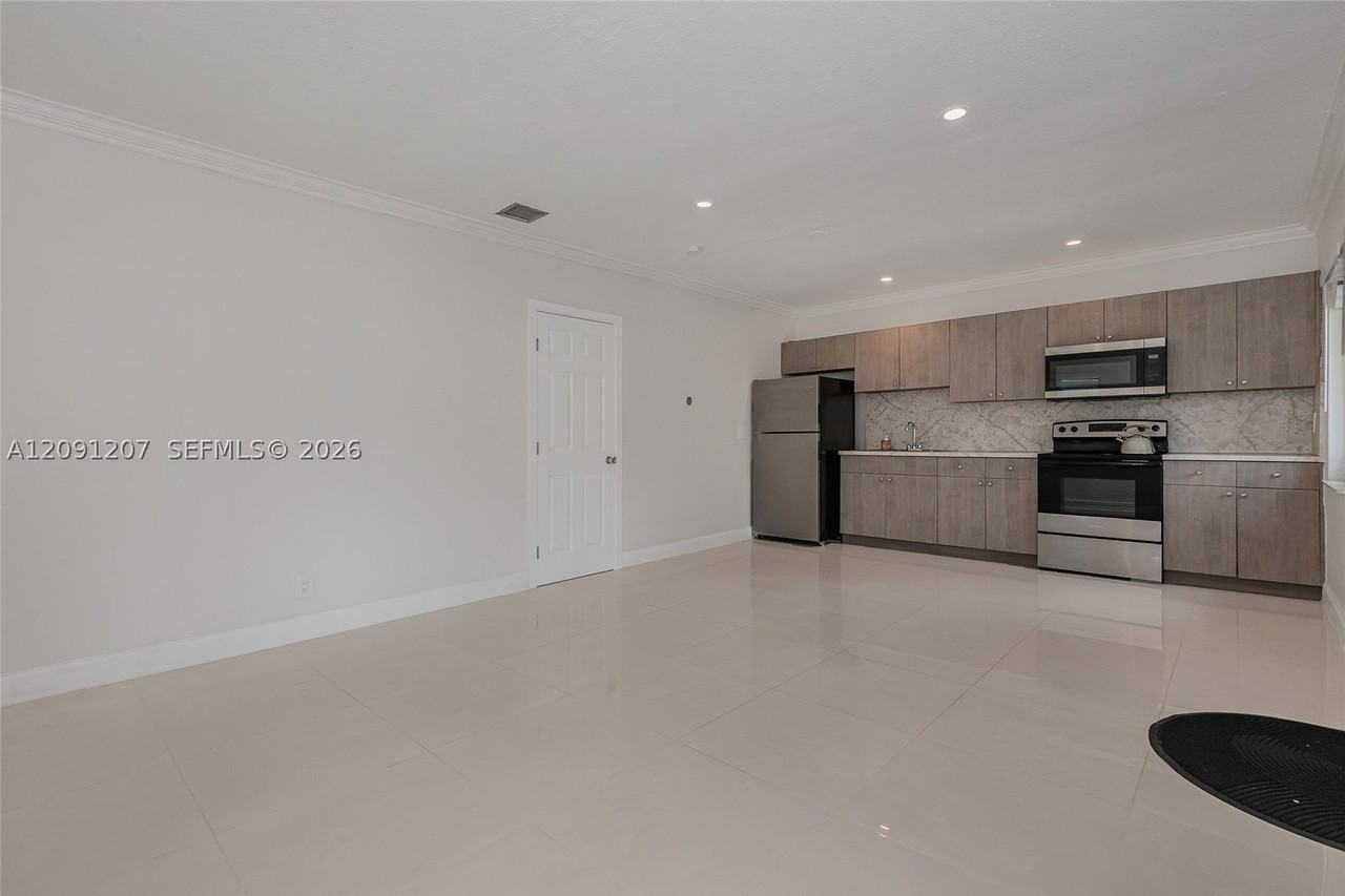 2307 Sw 17th Ave #2 - Photo 4 of 22