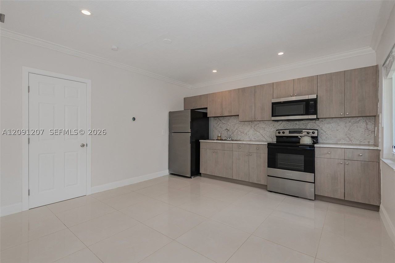 2307 Sw 17th Ave #2 - Photo 5 of 22