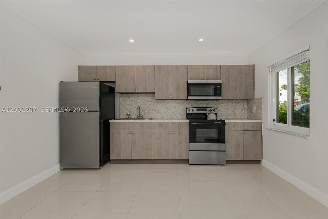 2307 Sw 17th Ave #2 - Photo 6 of 22