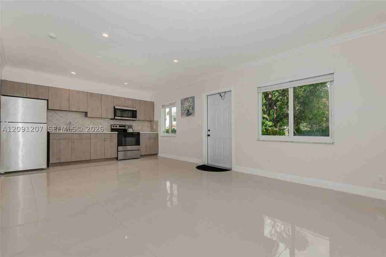 2307 Sw 17th Ave #2 - Photo 7 of 22