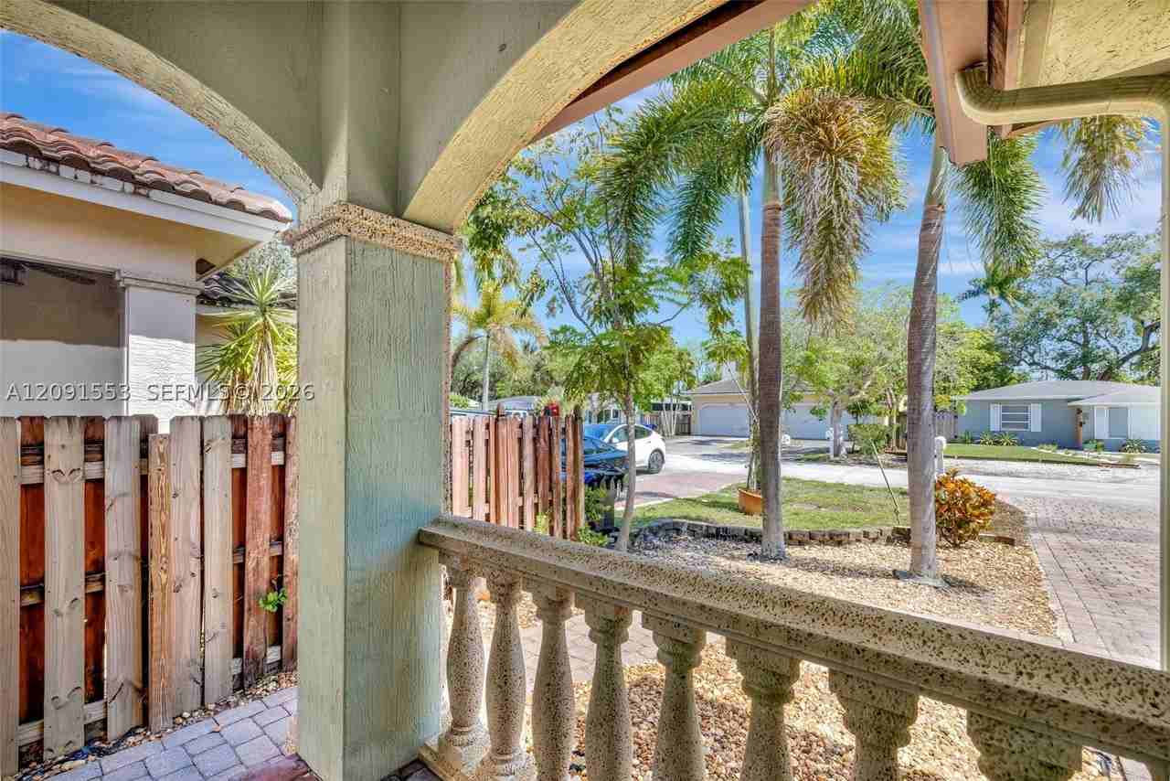 853 Sw 11th Ct - Photo 3 of 50