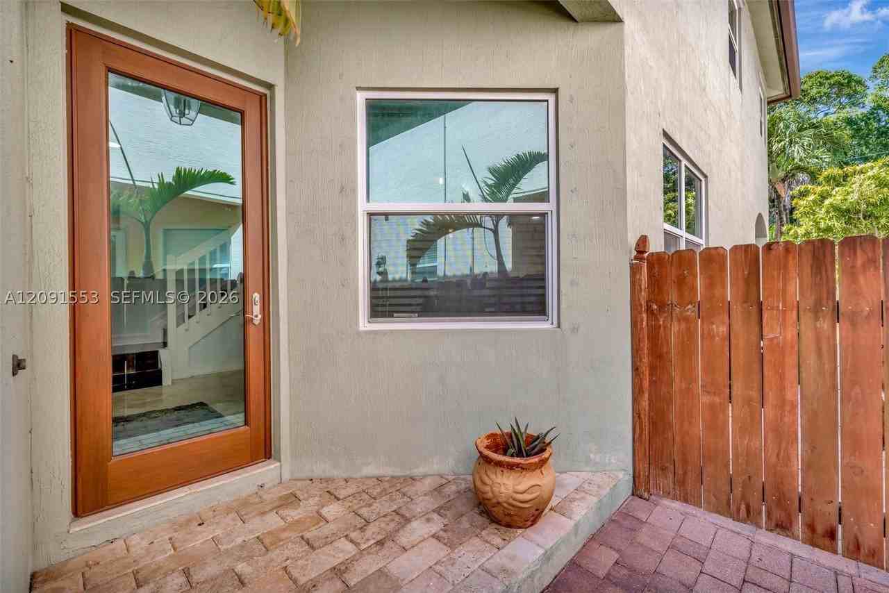 853 Sw 11th Ct - Photo 4 of 50