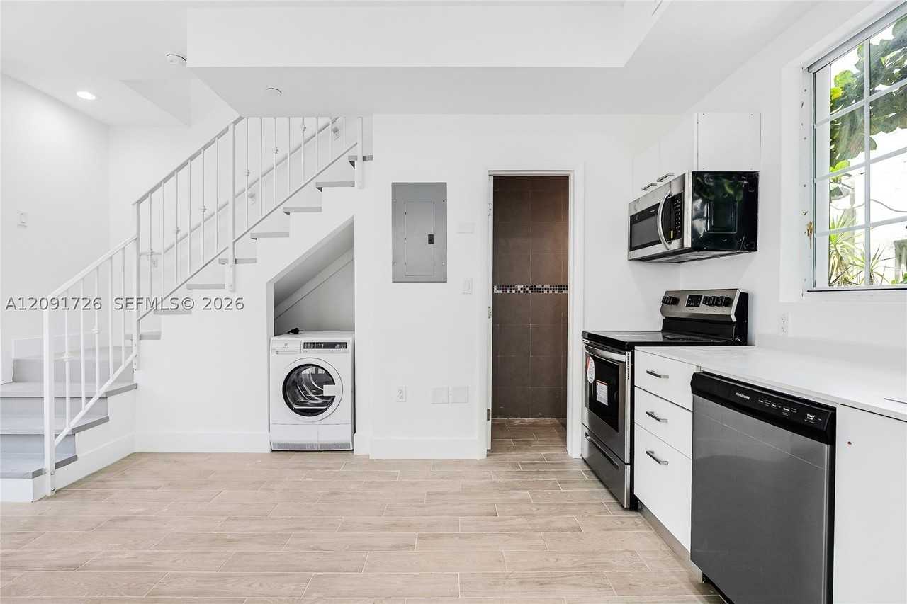 1519 Pennsylvania Ave #10 - Photo 3 of 17