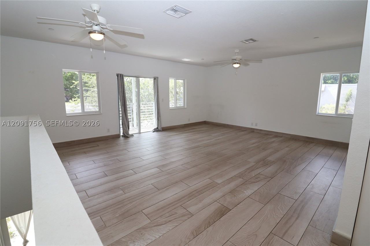 605 Ne 28th St #3 - Photo 2 of 37