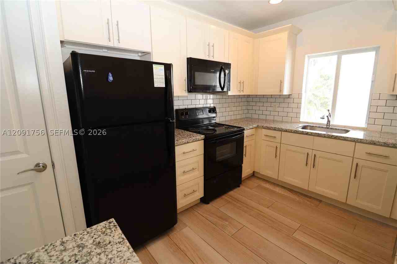 605 Ne 28th St #3 - Photo 3 of 37