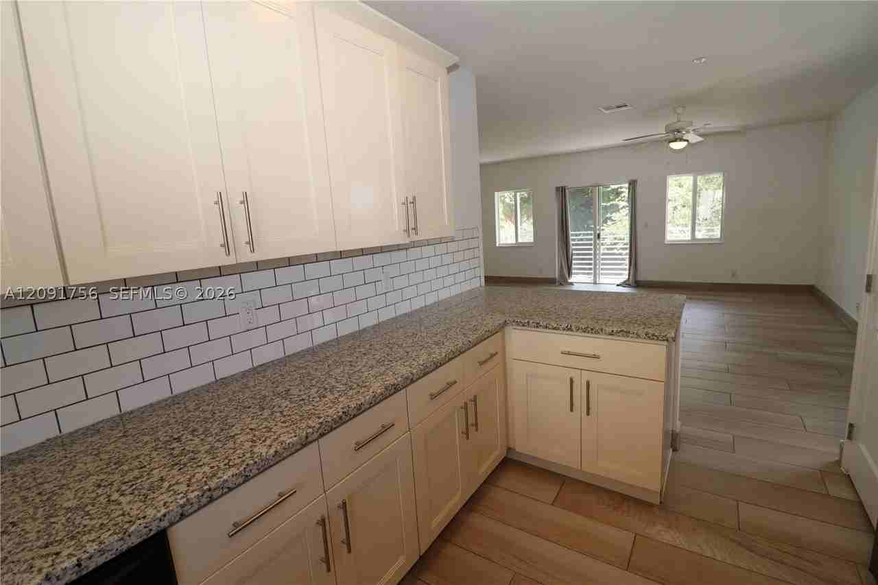 605 Ne 28th St #3 - Photo 4 of 37