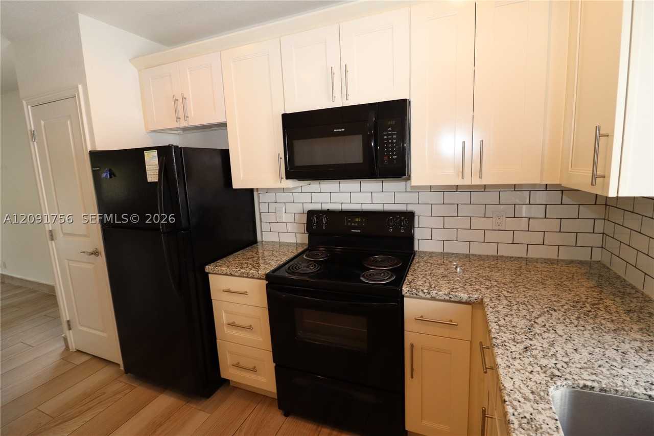 605 Ne 28th St #3 - Photo 5 of 37