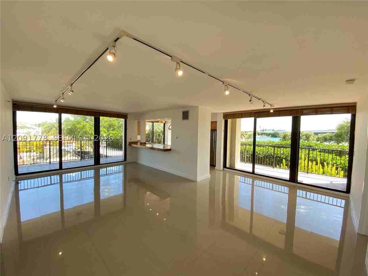 801 N Venetian Dr #202