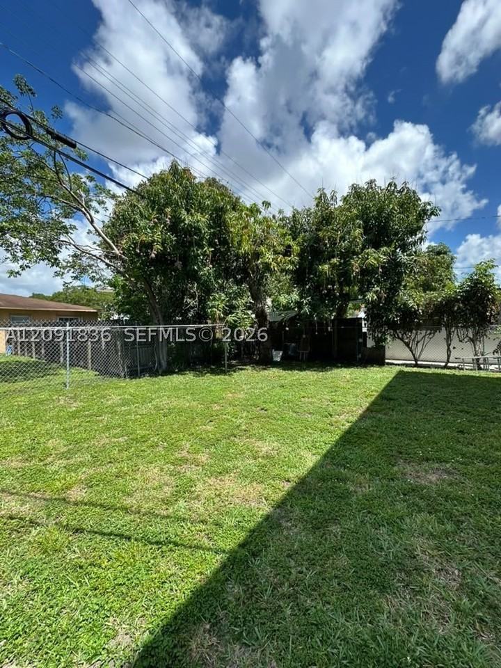 910 Sw 29th Ave #1 - Photo 3 of 13